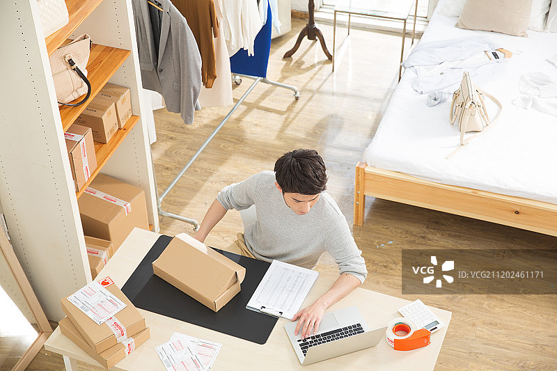 青年男人开服装店图片素材