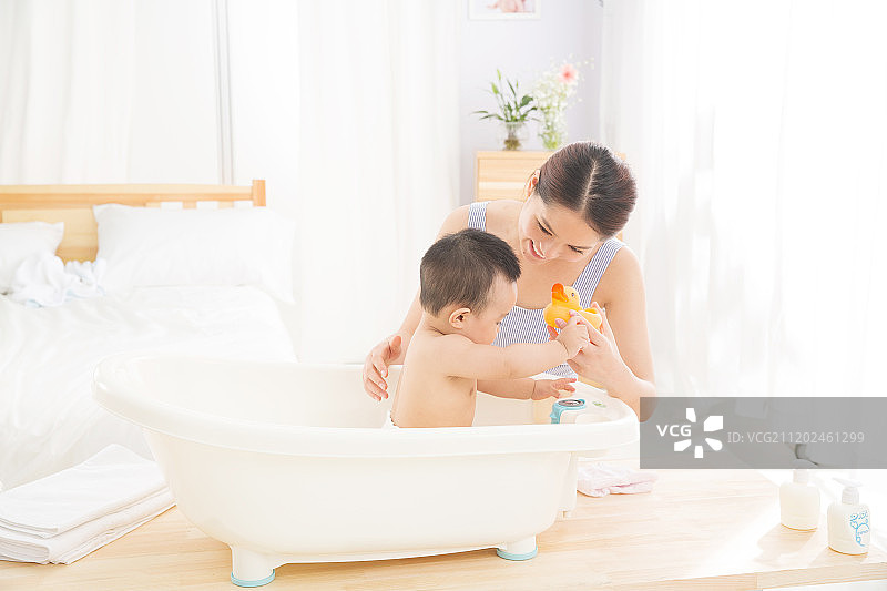 妈妈给宝宝洗澡图片素材