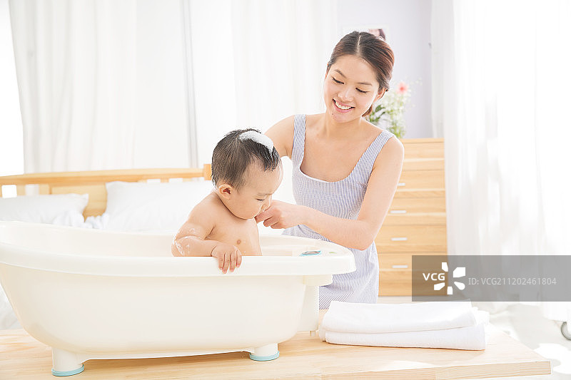 妈妈给宝宝洗澡图片素材