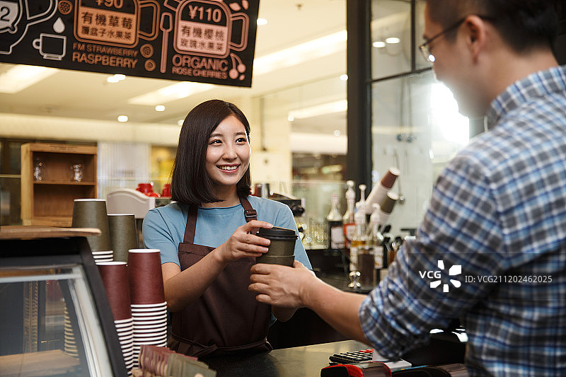 咖啡馆里收银员和顾客图片素材