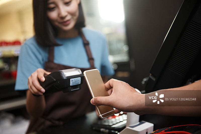 咖啡馆里进行手机支付图片素材