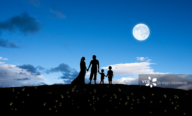 月光下的家庭图片素材