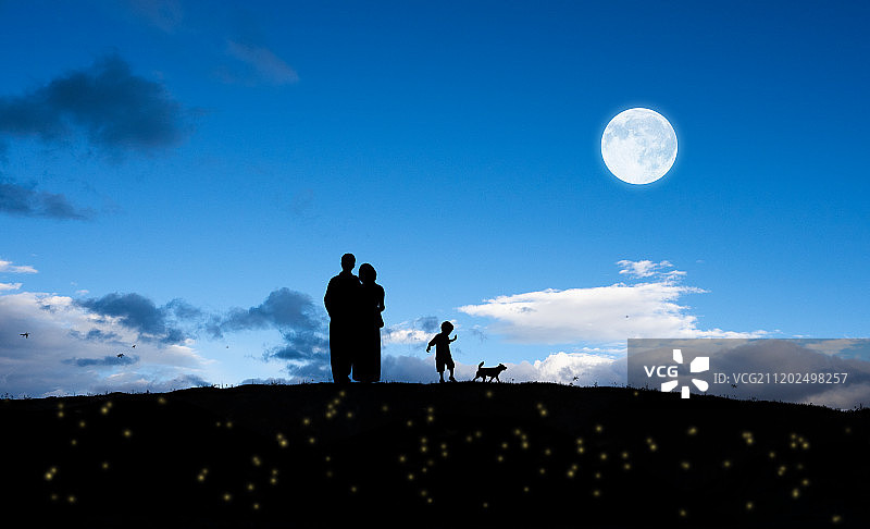 月光下的家庭图片素材