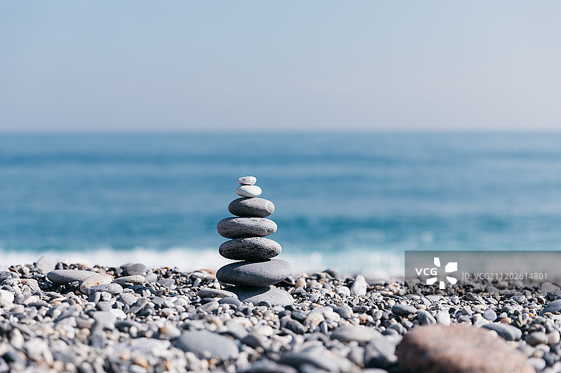 海滩前堆叠的鹅卵石图片素材