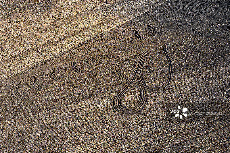 航拍耕地车辙印图片素材