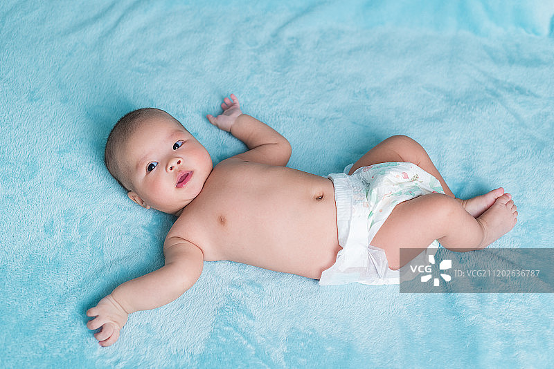3个月躺着的女婴图片素材