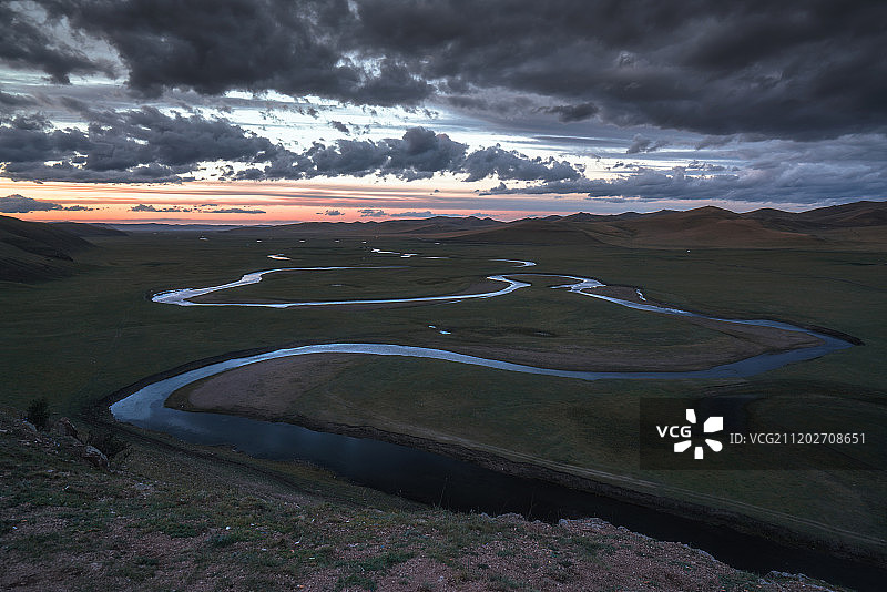 黄昏下五彩缤纷的彩带河图片素材