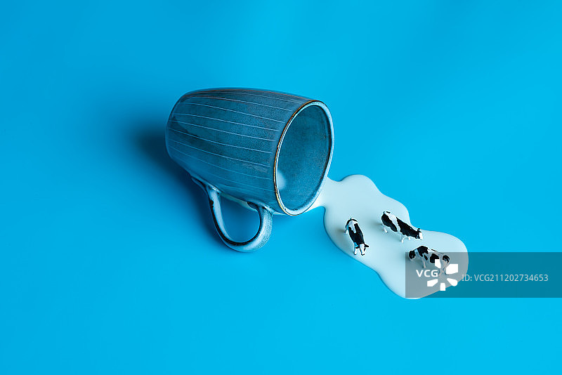 倾倒的牛奶杯图片素材