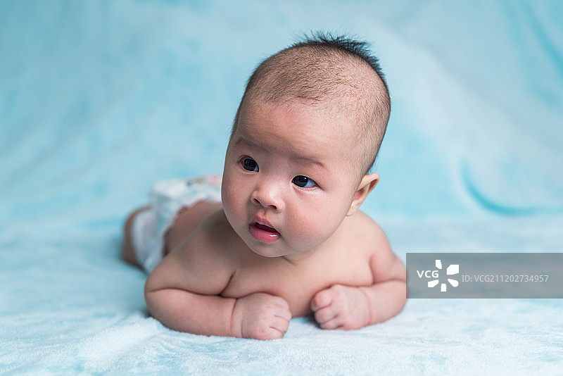 3个月的女婴儿图片素材