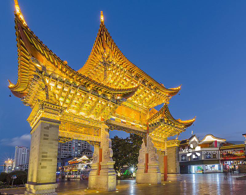 昆明著名地标金马碧鸡坊夜景图片素材