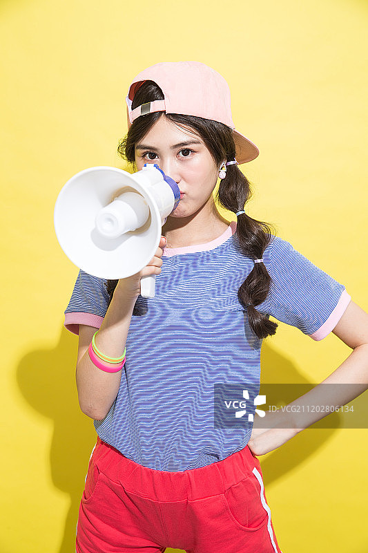 年轻女孩拿着话筒图片素材