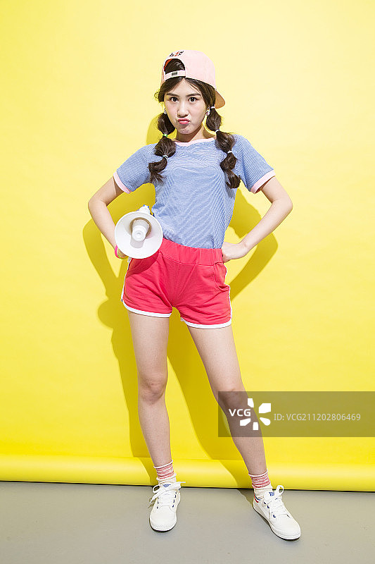 年轻女孩拿着话筒图片素材