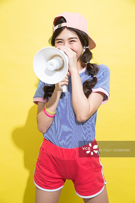 年轻女孩拿着话筒图片素材