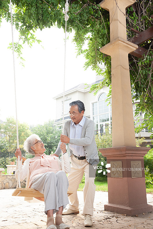 快乐的老年夫妇图片素材