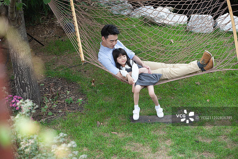 爸爸和女儿在户外玩耍图片素材