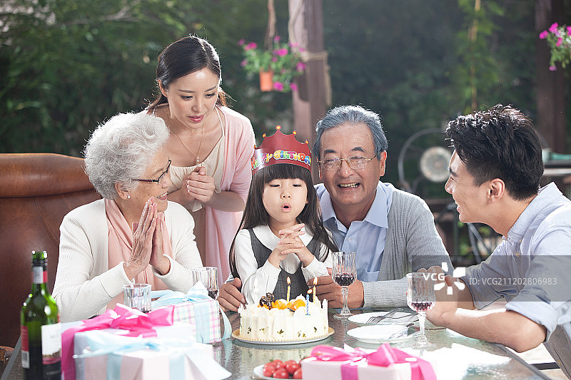 快乐家庭庆祝生日图片素材