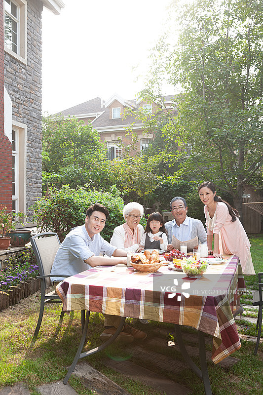 快乐家庭在户外吃早餐图片素材