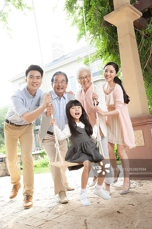 快乐家庭在户外玩耍图片素材