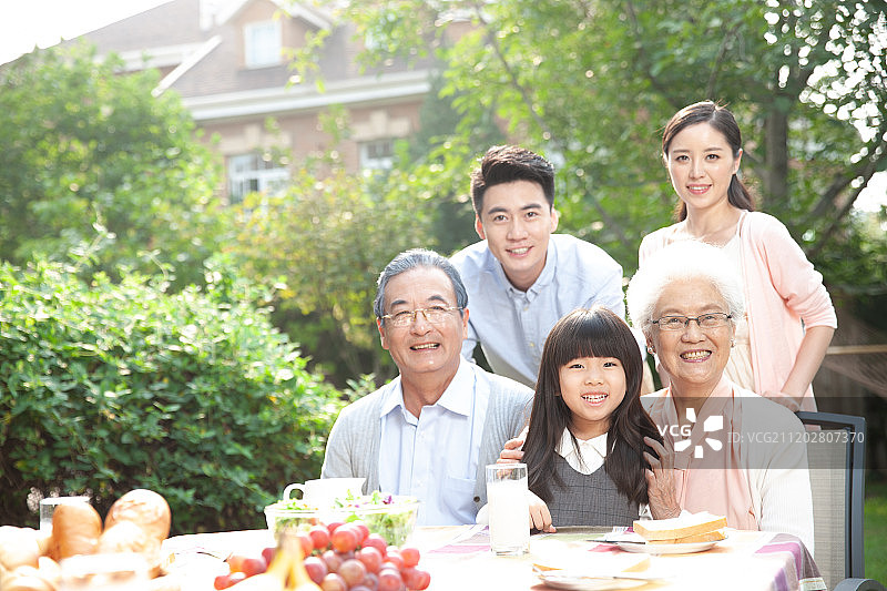 快乐家庭在户外吃早餐图片素材