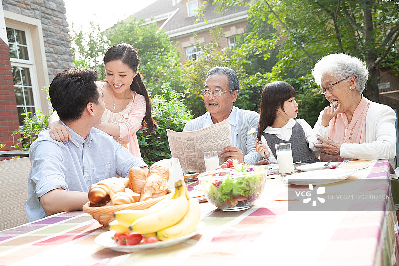 快乐家庭在户外吃早餐图片素材