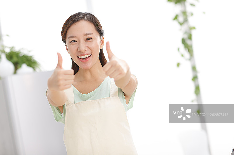 年轻女人在厨房图片素材