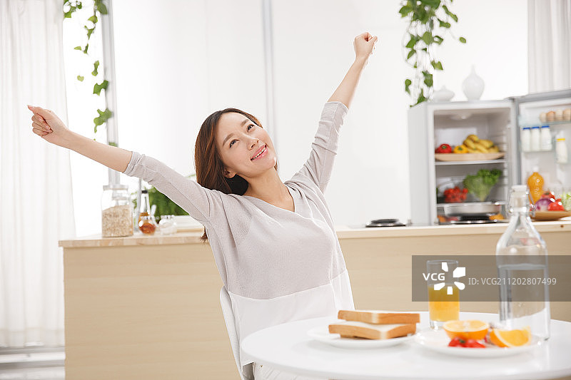 年轻女人吃早餐图片素材