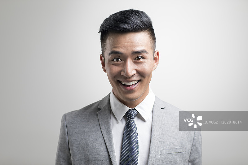 开心的年轻商务男子肖像图片素材