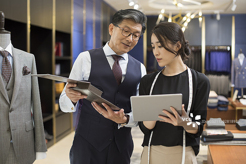 工作中的服装设计师图片素材