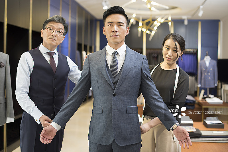 商务男子试穿定制的西装图片素材