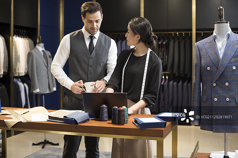 工作中的服装设计师图片素材