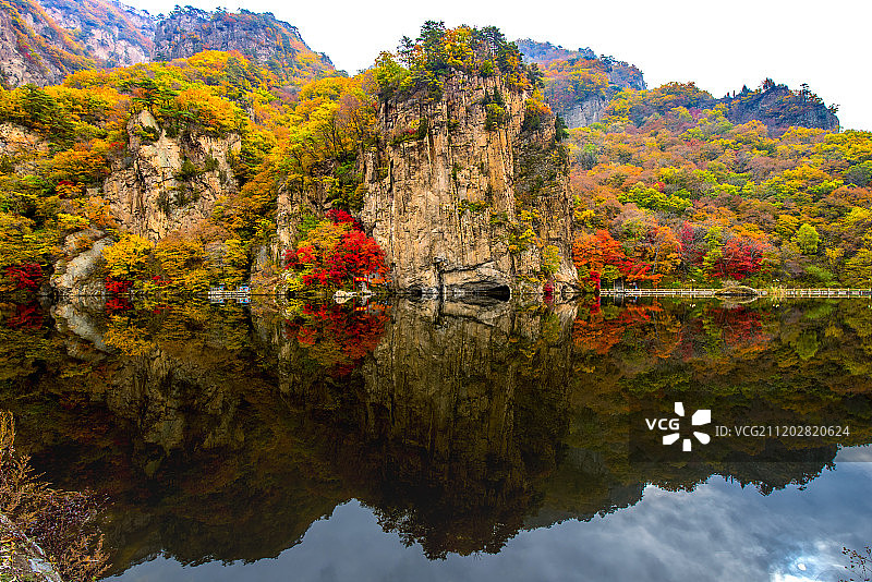 秋天金色的山林倒映在湖泊中图片素材