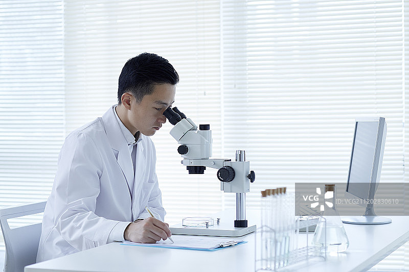 在实验室里的年轻日本研究员图片素材