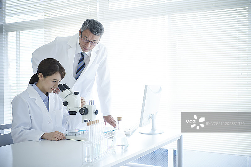 实验室里的日本研究人员图片素材