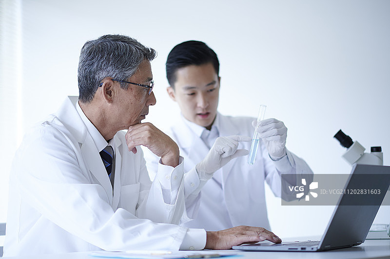 实验室里的日本研究人员图片素材