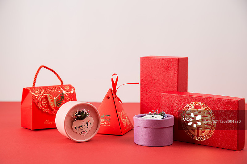 红色礼盒和喜糖盒图片素材