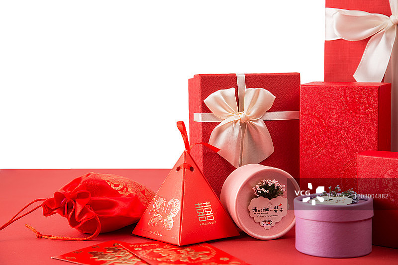 红色礼盒和喜糖盒图片素材
