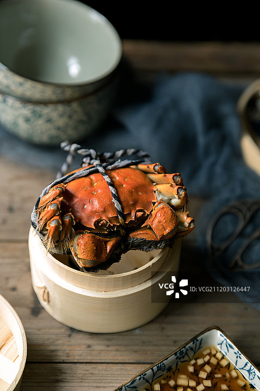 清蒸大闸蟹与生姜陈醋图片素材