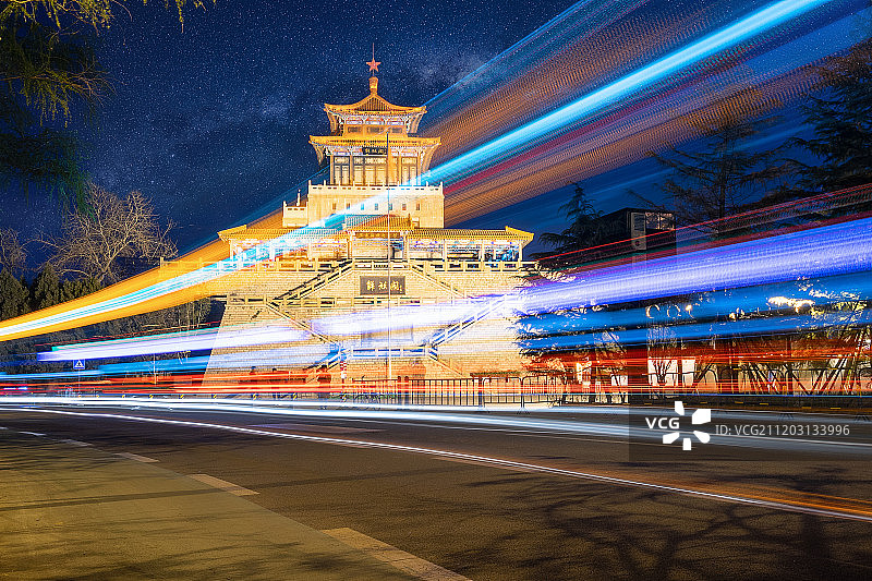 济南解放阁夜景与车流图片素材