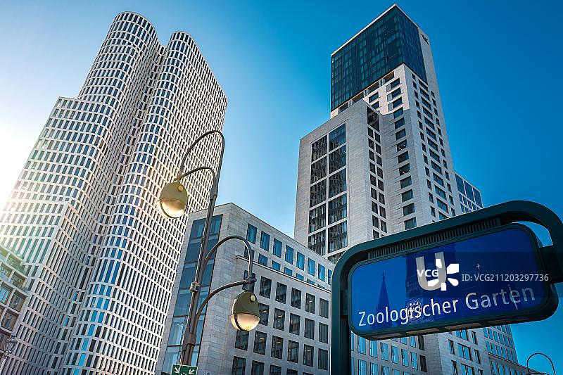 德国柏林动物园地铁站附近的西区和华尔道夫酒店图片素材