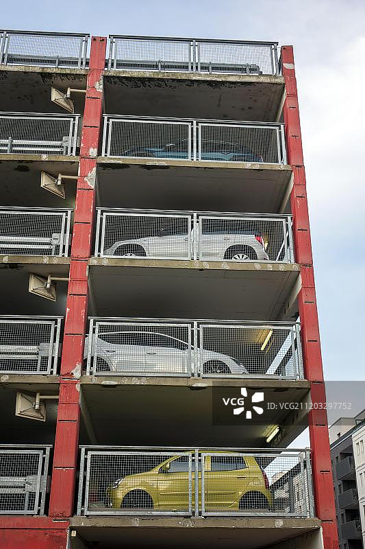 停满车辆的多层停车场，德国，欧洲图片素材