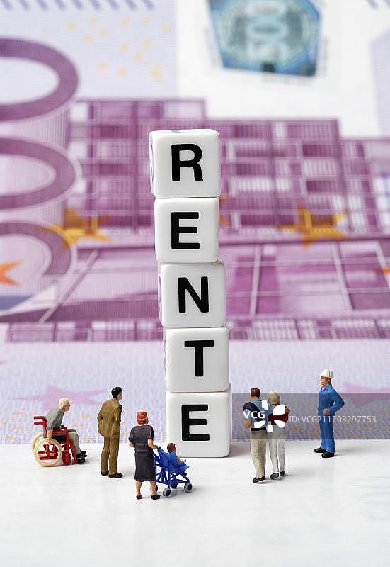 堆叠的字母方块，上面写着养老金字样，玩具人偶，后面是500欧元纸币，德国，欧洲图片素材