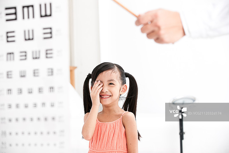 东方女孩检测视力图片素材
