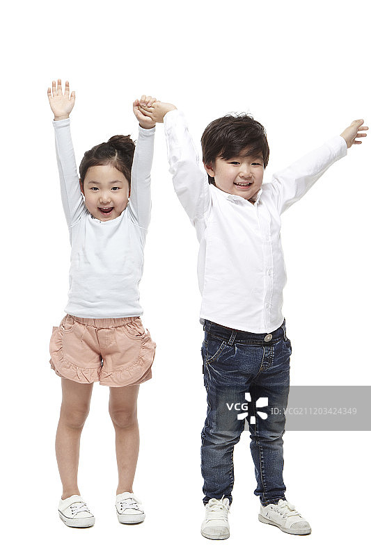 举手的幼儿园儿童照片图片素材