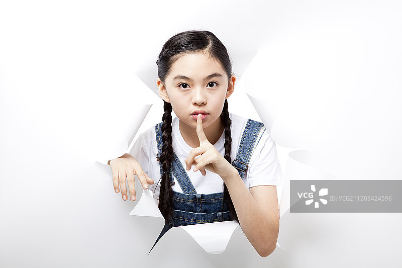 少女从洞中出来做手势摄影作品图片素材