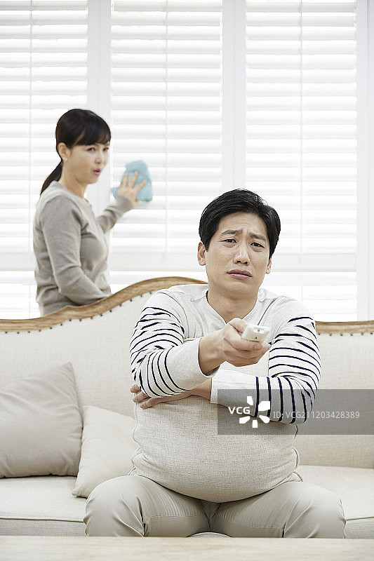 妻子因丈夫看电视而生气图片素材