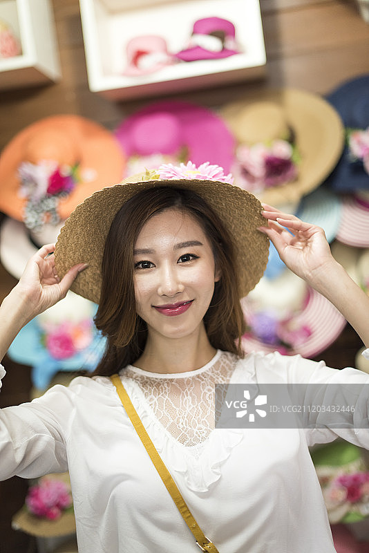 女人在度假时购物的照片图片素材