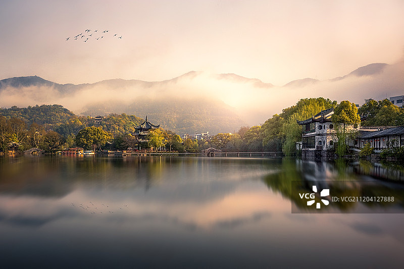 东湖晨雾图片素材