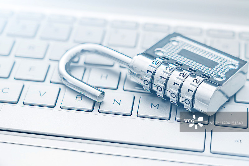 锁子放在笔记本电脑键盘上——互联网信息泄密概念图片图片素材