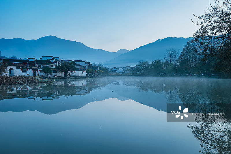 清晨的安徽宏村南湖倒影图片素材