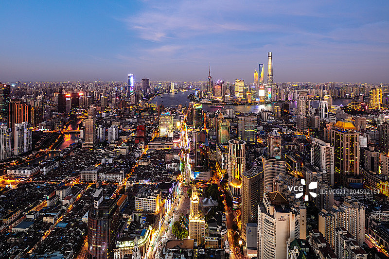 黄昏俯瞰上海南京路外滩全景图片素材